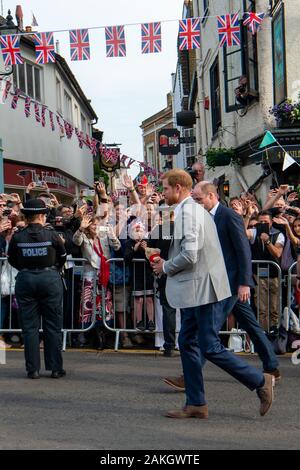 Castle Hill, Windsor, Berkshire, Royaume-Uni. 18 mai, 2018. Le prince Harry et son frère le prince William salue la foule d'attente à l'extérieur du château de Windsor la nuit avant le mariage de prince Harry à Meghan Markle. Credit : Maureen McLean/Alamy Banque D'Images