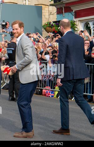 Castle Hill, Windsor, Berkshire, Royaume-Uni. 18 mai, 2018. Le prince Harry et son frère le prince William salue la foule d'attente à l'extérieur du château de Windsor la nuit avant le mariage de prince Harry à Meghan Markle. Credit : Maureen McLean/Alamy Banque D'Images