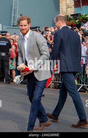 Castle Hill, Windsor, Berkshire, Royaume-Uni. 18 mai, 2018. Le prince Harry et son frère le prince William salue la foule d'attente à l'extérieur du château de Windsor la nuit avant le mariage de prince Harry à Meghan Markle. Credit : Maureen McLean/Alamy Banque D'Images