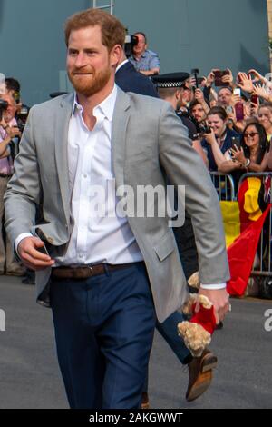 Castle Hill, Windsor, Berkshire, Royaume-Uni. 18 mai, 2018. Le prince Harry et son frère le prince William salue la foule d'attente à l'extérieur du château de Windsor la nuit avant le mariage de prince Harry à Meghan Markle. Credit : Maureen McLean/Alamy Banque D'Images