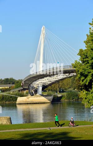 La France, Bas Rhin, entre Strasbourg et Kehl en Allemagne, le jardin des deux fleuves, le Rhin, le pont Mimram reliant les deux parties du jardin Banque D'Images