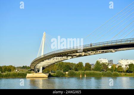 La France, Bas Rhin, entre Strasbourg et Kehl en Allemagne, le jardin des deux fleuves, le Rhin, le pont Mimram reliant les deux parties du jardin Banque D'Images