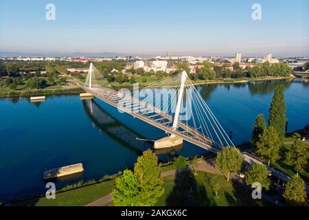 La France, Bas Rhin, entre Strasbourg et Kehl en Allemagne, le jardin des deux fleuves, le Rhin, le pont Mimram reliant les deux parties du jardin (vue aérienne) Banque D'Images