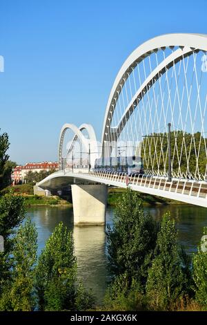 La France, Bas Rhin, Strasbourg, nouveau Beatus Renanus pont sur le Rhin à laquelle le tram reliant Strasbourg à Kehl, circule, un tram pour l'Europe sans frontières entre Strasbourg et Kehl Banque D'Images