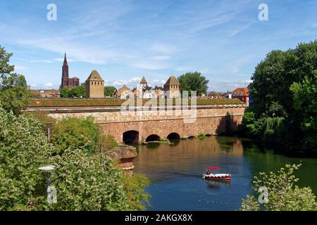 La France, Bas Rhin, Strasbourg, vieille ville classée au Patrimoine Mondial de l'UNESCO, le quartier de la Petite France, Barrage Vauban Vauban (Weir), les ponts couverts sur l'Ill et de la Cathédrale Notre-Dame Banque D'Images