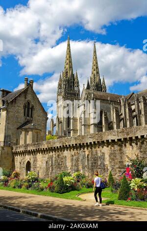 La France, Finistère, Quimper, remparts et de la cathédrale Saint-Corentin Banque D'Images