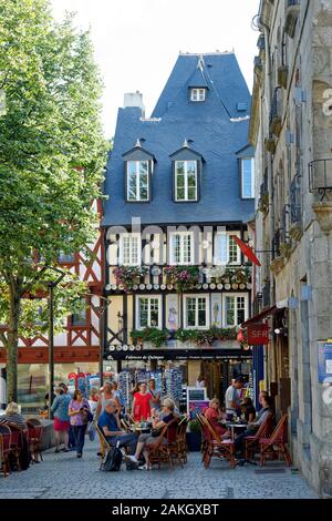 La France, Finistère, Quimper, place Saint Corentin carré, cité médiévale à colombages, faïence de Quimper HB Henriot store Banque D'Images