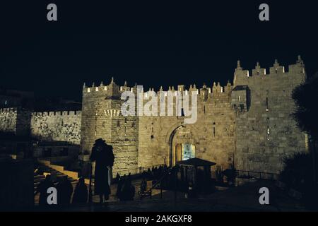 DEC 2020 - Porte de Damas dans la nuit dans le vieux Jérusalem, Israël Banque D'Images