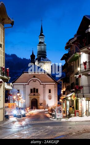 France, Haute Savoie, pays du Mont Blanc, Saint Gervais les Bains, l'église et le centre du village au crépuscule Banque D'Images
