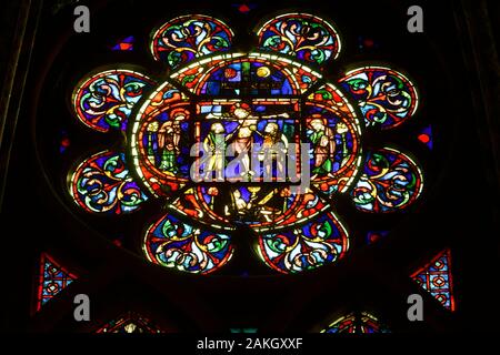 La France, l'Oise, Beauvais, Saint-Pierre de Beauvais cathédrale construite entre le 13ème et 16ème siècle a le plus grand chœur dans le monde (48,5 m), Notre Dame (Notre-Dame) ou Virgin Chapelle, vitraux du 13ème siècle, Rose de la Crucifixion, au centre Jésus sur la croix est entouré par 2 soldats, de part et d'autre Marie, sa mère et un disciple, John Banque D'Images