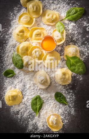 Ravioles de matières premières avec des oeufs et de la farine et de l'épinard musrooms - Haut de vue. L'italien ou méditerranéen cuisine saine Banque D'Images