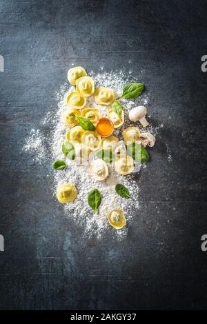 Ravioles de matières premières avec des oeufs et de la farine et de l'épinard musrooms - Haut de vue. L'italien ou méditerranéen cuisine saine Banque D'Images