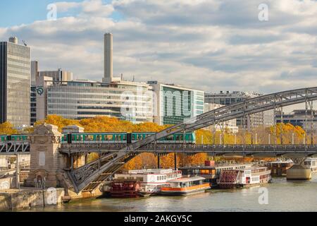 France, Paris, les bords de Seine en automne, les bureaux de la RATP sur le quai de la Rapee Banque D'Images