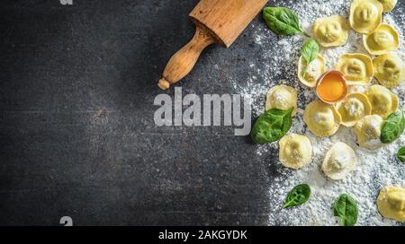 Ravioles de matières premières avec des oeufs et de la farine et de l'épinard musrooms - Haut de vue. L'italien ou méditerranéen cuisine saine Banque D'Images