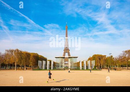 France, Paris, région classée au Patrimoine Mondial de l'UNESCO, le Champ de Mars à l'automne, le mur pour la paix par l'artiste Clara Halter et l'architecte Jean Michel Wilmotte et la Tour Eiffel Banque D'Images