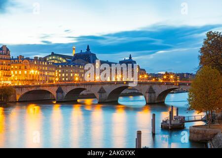 France, Paris, région classée au Patrimoine Mondial de l'UNESCO, les berges de Seine en automne , le musée d'Orsay Banque D'Images