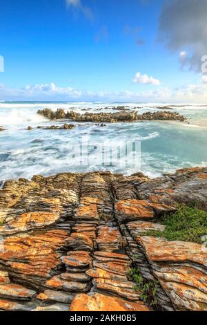 L'Afrique du Sud, Western Cape, côte rocheuse du Cap Aghulas où l'Océan Indien rencontre l'Océan Atlantique Banque D'Images