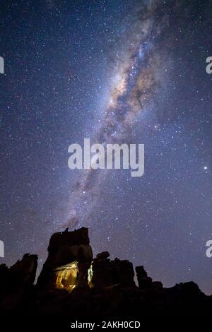 L'Afrique du Sud, Western Cape, Voie Lactée et nuit étoilée sur une grotte dans le massif du Cederberg Banque D'Images