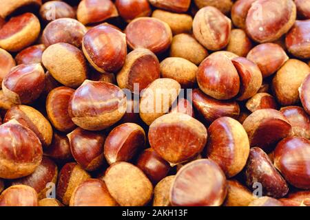 Matières premières fraîches châtaignier bio pour l'alimentation que l'alimentation arrière-plan. Nourriture vegan et une alimentation saine. Top View stock photo matières chestnut at farmers market. Banque D'Images