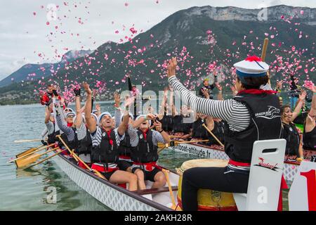 France, Haute Savoie, Annecy, sympathique sur le lac concurrence dragonboat, la cérémonie d'ouverture, des pétales de roses Banque D'Images