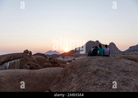La Namibie, province d'Erongo, Spitzkoppe, les touristes à regarder le coucher du soleil Banque D'Images