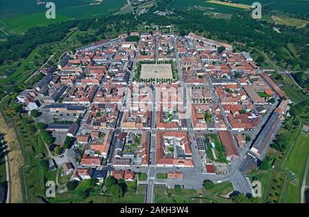 France, Haut-Rhin, Neuf-Brisach, ville fortifiée par Vauban et inscrite au Patrimoine Mondial de l'UNESCO (vue aérienne) Banque D'Images