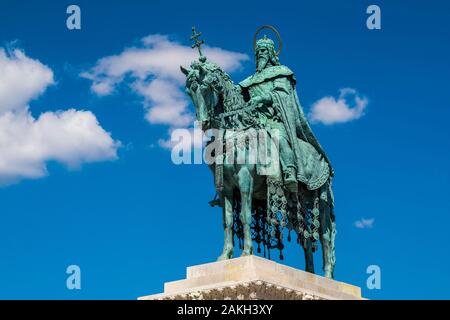 La Hongrie, Budapest, quartier de Buda, la statue du roi Saint Étienne Ier de Hongrie. La plate-forme est une œuvre de style néo-roman attribué à Alajos Strobl. Il affiche les événements de la vie du roi. Elle a été érigée en 1906 Banque D'Images