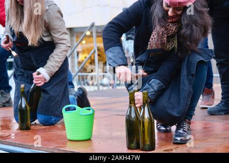 France, Côte d'Or, Beaune, inscrite au Patrimoine Mondial de l'UNESCO, les festivités lors de la vente de vins des Hospices, bouteille concours de déblocage Banque D'Images