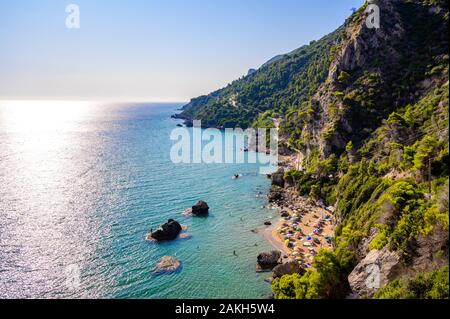 Plage de Mirtiotissa avec crystal clear d'azur à l'eau et de sable blanc dans un magnifique paysage paysage - paradise côte de l'île de Corfou près de Glyfada Banque D'Images