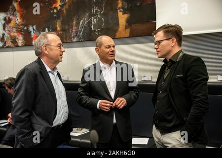 Berlin, Allemagne. 09Th Jan, 2020. Olaf Scholz, SPD (M), Ministre fédéral des Finances, parle à Carsten Schneider (SPD, r), premier secrétaire parlementaire du groupe parlementaire SPD au Bundestag, et Norbert Walter-Borjans, président fédéral du SPD, au début de la retraite de deux jours du groupe parlementaire SPD au Bundestag. Crédit : Michael Kappeler/dpa/Alamy Live News Banque D'Images