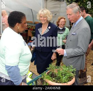 Le Prince Charles et la duchesse de Cornwall visitant Hackney City Farm dans la région de South Bay, East London. La ville ferme a été établie pour le bénéfice des résidents du centre-ville pour découvrir l'Agriculture et de développement des compétences en agriculture. Banque D'Images