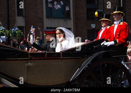 Sheet Street, Windsor, Berkshire, Royaume-Uni. 19 mai, 2018. Sympathisants, Royal fans, les habitants et les touristes à la vague nouvelle mariée Prince Harry et Meghan Markle après leur mariage royal au château de Windsor. Le couple a été emmené dans une calèche à travers la ville et ont été chaleureusement accueillis par des milliers de sympathisants. Credit : Maureen McLean/Alamy Banque D'Images