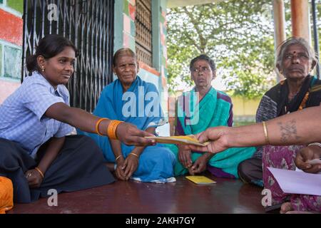 Légende : lorsque sa mère est en mesure d'assister, Padma se trouve dans pour elle à leur groupe d'entraide (SHG) réunions. C'est composé de gens de th Banque D'Images