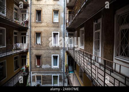 Ancien bâtiment résidentiel Appartement à Budapest, Hongrie Banque D'Images