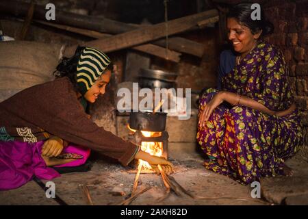 Légende : Sheela a une petite entreprise de fabrication de produits alimentaires et de boissons pour les écoliers. Grâce à cela, elle est capable de soutenir sa fille Nandini, qui h Banque D'Images