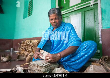 Légende : Doddamma est presque complètement aveugle. Son groupe d'entraide (SHG) l'a aidée à se réunir avec un petit nombre d'autres femmes aveugles à pour Banque D'Images