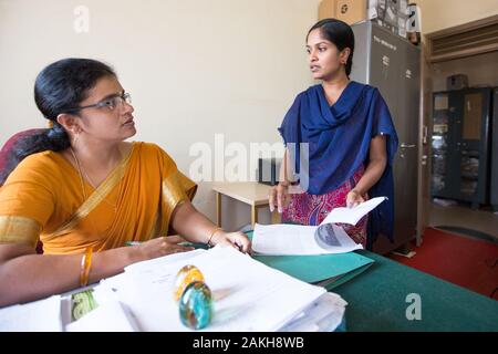 Légende : la santé sociale accrédités (ASHA) Superviseur Lakshmi se réunit avec la Direction de la santé Dr Mallika pour discuter d'ASHA d'incitation. En vertu de la Banque D'Images