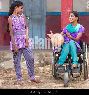 Légende : Shilpa, qui a la paralysie cérébrale et se déplace dans un fauteuil roulant, a développé son niveau de confiance de façon spectaculaire depuis la rejoindre 23-08-2003 local Banque D'Images