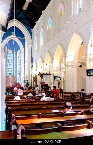 Singapour-17 Dec 2017:les gens prient dans l'église St Andrew's Cathedral Banque D'Images