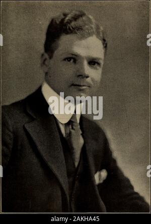 Temps de guerre le contrôle de la distribution d'aliments : une histoire courte de la Division Distribution de la United States Food Administration, son personnel et ses réalisations . comme né à Mechanicsburg, Ohio, en 1893.Après avoir obtenu son diplôme de l'Université de l'Ohio, il becameassociated avec le Lawrence Publishing Company, qui positionhe a occupé jusqu'en juillet 1917. Il est un écrivain d'considerablereputation magazine et a écrit de nombreux articles pour diverses weeklyand publications mensuelles. Il entra au service de l'Administration de l'alimentation en juillet,1917, sous Ben S. Allen, directeur de la Division de l'éducation,un Banque D'Images