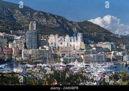 Panorama de l'antenne de Port Hercule, megayachts, grand voile, vue du Palais Princier de Monaco Banque D'Images