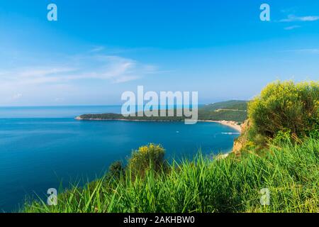 La plage de Jaz près de Budva, sur la côte Adriatique, au Monténégro Banque D'Images