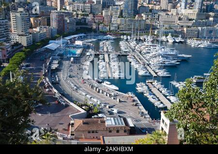 Panorama de l'antenne de Port Hercule, megayachts, grand voile, vue du Palais Princier de Monaco Banque D'Images