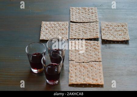 La Cène du Seigneur avec du pain en forme de croix et trois petites tasses de vin Banque D'Images