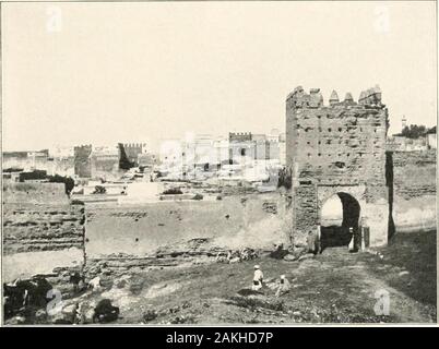 Le Burton Holmes conférences ; . Fès 191. 1 CVIM ? MELLAH OU Ghetto de Fès aurait plus de pulvérisation de l'eau de rose sur le dos et dans oureai-s. N'a jamais été autre chose que le cupsof bienvenue petit café turc qu'enfin ont été portées à la fin de notre responsabilité délictuelle-mesures. Je ne pouvais pas blâmer mon ami, quand, à notre retour toour propre maison, il a déclaré qu'il avait eu assez d'ofOriental luxe, s'exclamant que Haj apporté les antidotes, permettez-moi d'être un Américain pour une minute ! La table était desservie par deux esclaves, et par un jeune portant le manwhose nous a dit qu'il n'a pas de serviteur. Il était, en effet, le fils aîné de notre hôte. C personnalisé Banque D'Images