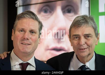 La CORRECTION DE L'ORTHOGRAPHE RETRANSMIS PRENTICE À PRENTIS, candidat à la direction du travail Sir Keir Starmer (gauche) MP, est accueilli à l'unisson siège à Euston, Londres, par le Secrétaire général, Dave Prentis (à droite) après l'Union européenne a déclaré son soutien pour lui. Banque D'Images