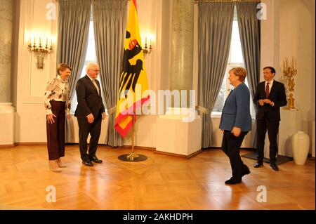 Angela Merkel Bundeskanzlerin wird von Bundespräsident Frank-Walter Steinmeier senneur und Frau Elke Büdenbender beim Neujahrsempfang im Schloss Belle Banque D'Images