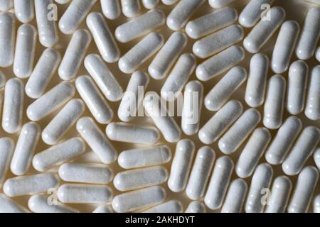 Close up de pilules ou de suppléments médicaux blanc sur fond blanc Banque D'Images