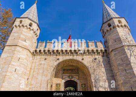 Voir à la porte du salut, entrée de la Deuxième cour du palais de Topkapi à Istanbul, Turquie Banque D'Images