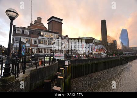 South Bank, Londres, Royaume-Uni, 9 janvier 2020, Météo. Après-midi humide dans la ville, une forte pluie finit par donner la place au soleil près du Globe Theatre sur South Bank, sur la Tamise Banque D'Images